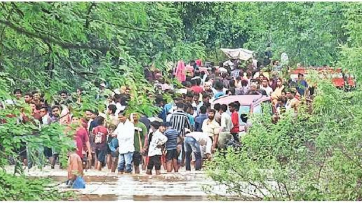 CG News: उफनते नाले में बह गई कार... हरेली पर मातम, 3 साल के मासूम की तलाश जारी