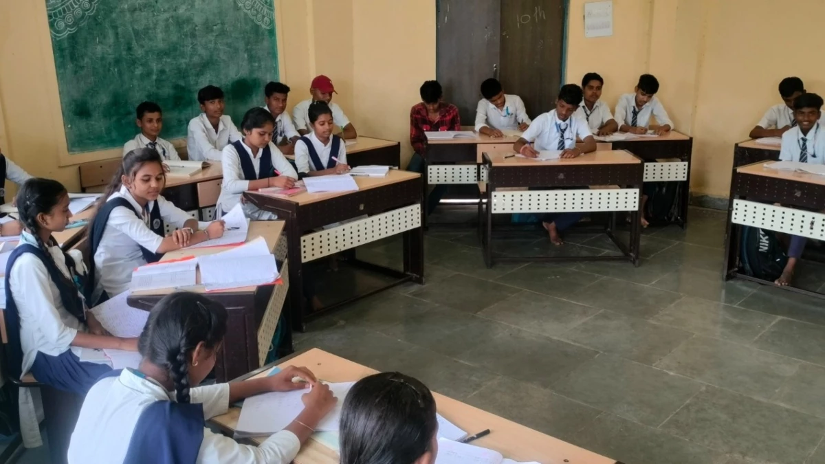 MP के इस हाईस्कूल का अनोखा कदम: अब कोई छात्र नहीं कहलाएगा ‘बैक बेंचर’