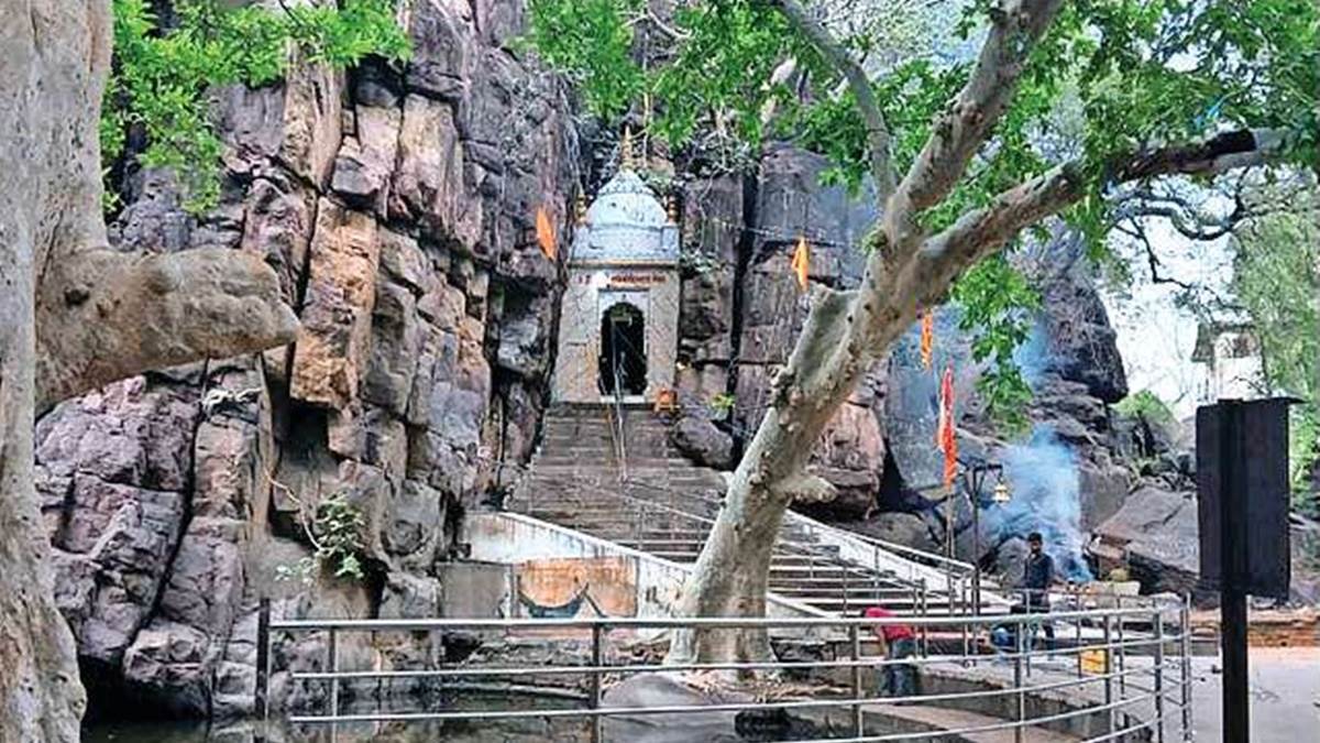 Shiv Temple in MP: रूपनाथ धाम में रुकी थी भगवान भोलेनाथ की बरात, यहां बनी गुफा से जुड़ी है गुप्त रास्ते की कहानी