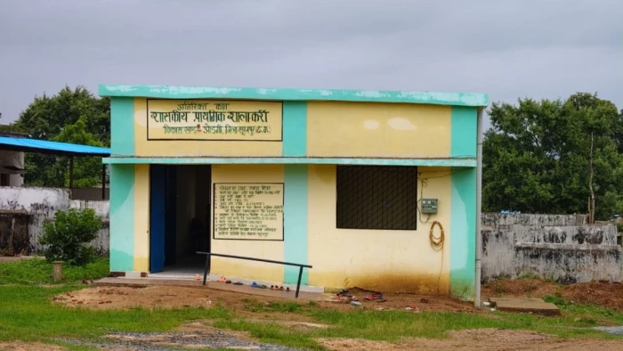 सूरजपुर में सरकारी शिक्षा व्यवस्था की खुली पोल... 9 में से 8 शिक्षक गायब, 1 के भरोसे चले दो स्कूल