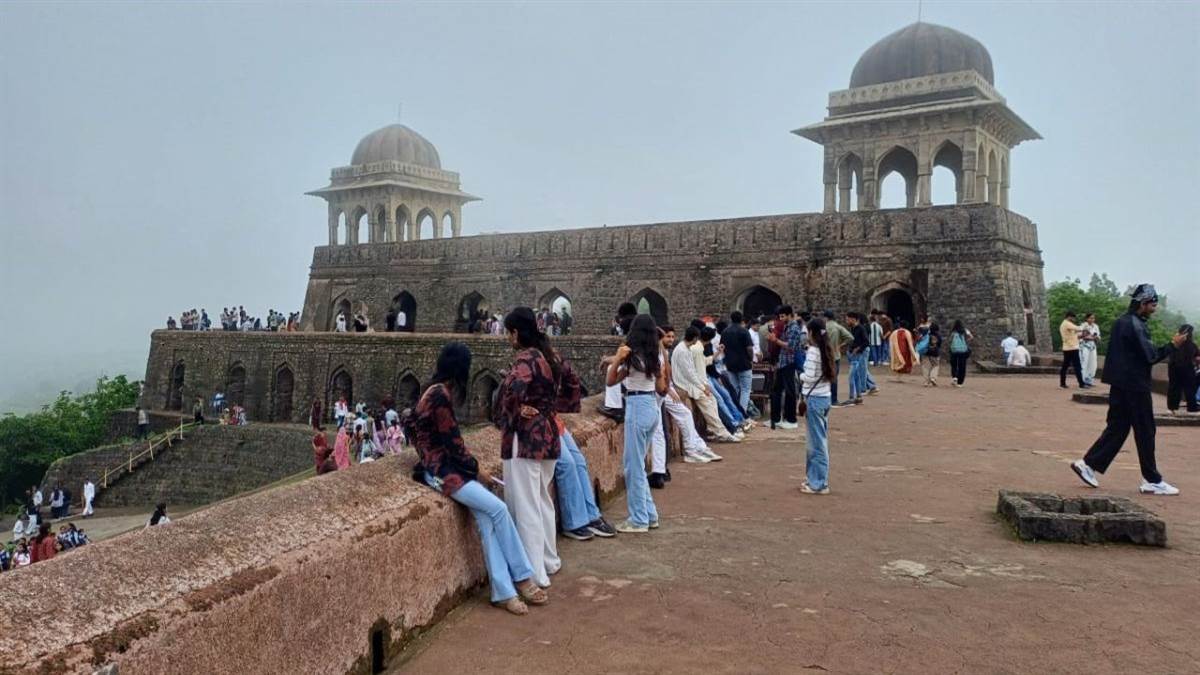 https://img.naidunia.com/naidunia/ndnimg/26072026/26_07_2026-mandu_me_badhe_paryatak.jpg