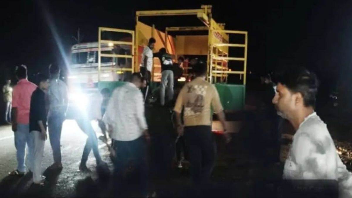 राजगढ़ में ट्रक ने टोल प्लाजा के पास 17 मवेशियों को रौंदा, 15 की मौत; पुलिस ने बैरिकेड्स लगाकर पकड़ा