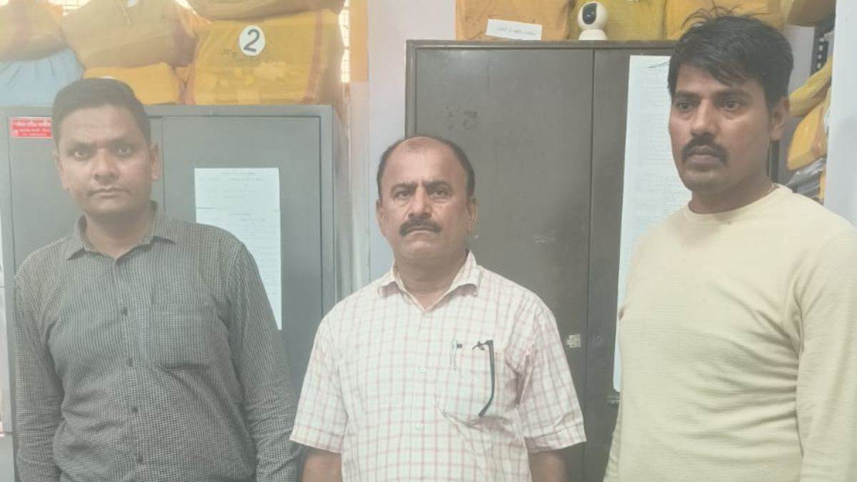 पिता की मौत के बाद मां की पेंशन के लिए भटकता रहा बेटा, रीवा में घूस मांगने वाला अमीन रुपये लेते रंगे हाथ गिरफ्तार