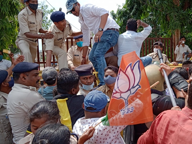 BJP gheraoed the zone offices of Raipur and Birgaon Municipal Corporation  for various demands including property tax hike