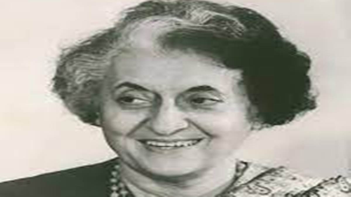 Former Prime Minister Indira Gandhi: Indira Gandhi tied Rakhi on her brother's wrist in Gwalior.