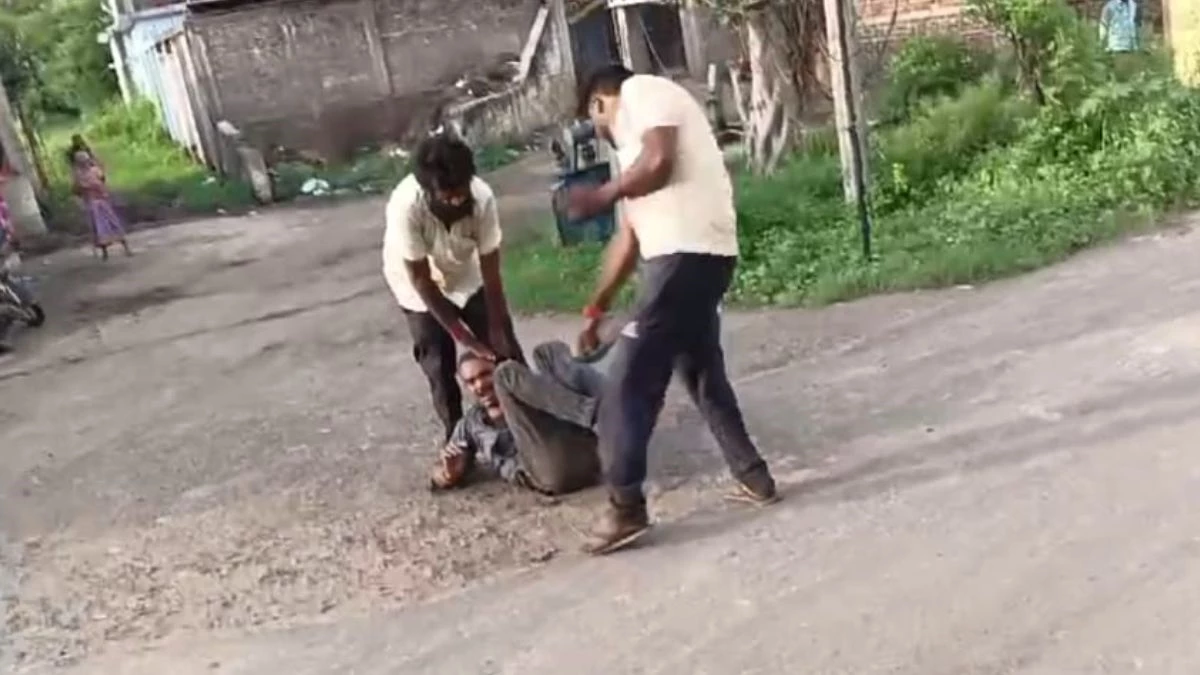 नरसिंहपुर में बीच सड़क पर युवक की बेरहमी से पिटाई, 4 पर मामला दर्ज