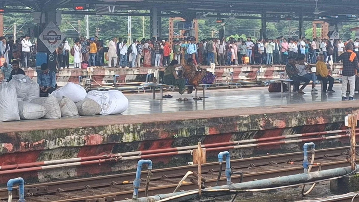 Indian Railways: हावड़ा से छूटकर मुंबई, पुणे, गुजरात जाने वाली ट्रेनें 6 से 12 घंटे लेट, परेशान हो रहे यात्री