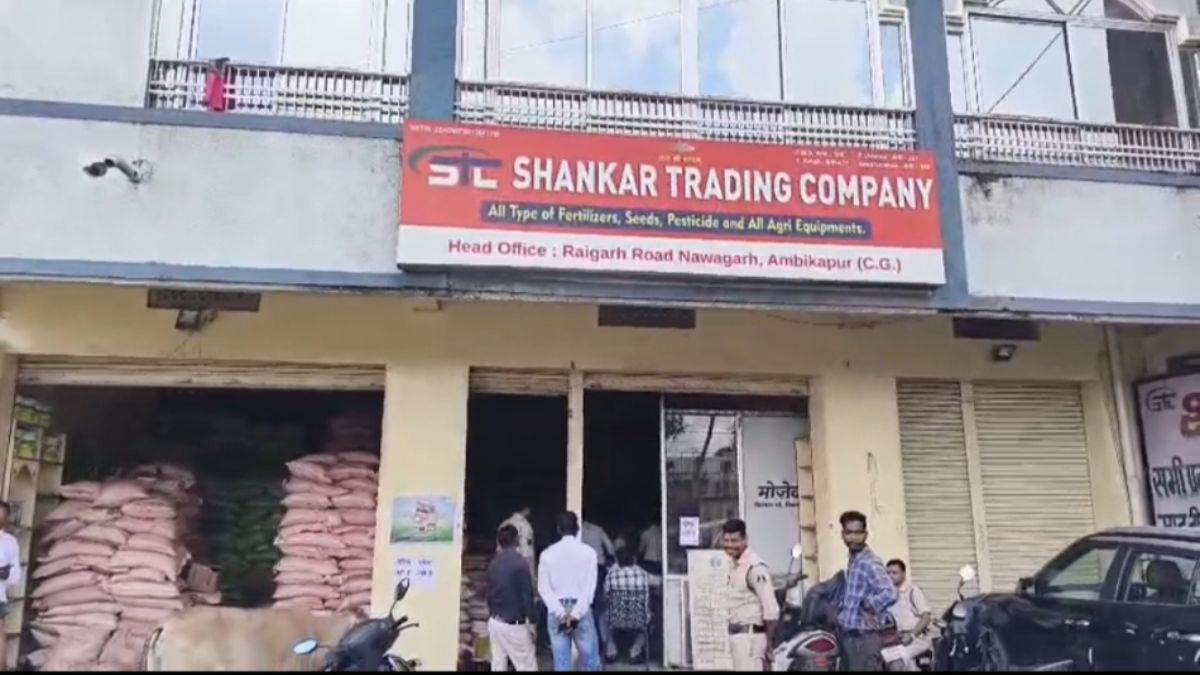 कालाबाजारी: अंबिकापुर में दुकान के बाहर लिखा था 'यूरिया उपलब्ध नहीं है', अंदर मिली 37 बोरी