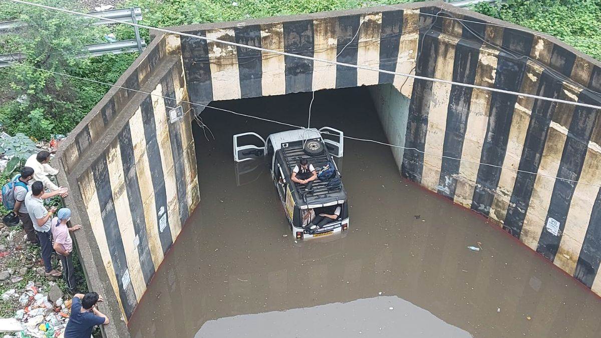 देवास में अंडरपास में स्कूली बच्चों का वाहन फंसने के मामले पर मुख्यमंत्री ने लिया संज्ञान, स्कूल संचालक पर भी केस