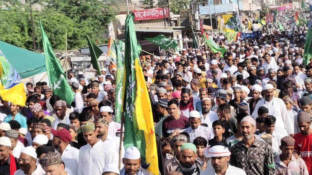 डीजे की धमक से गिरे घरों के बर्तन, खुलेआम फोड़ी गई प्रतिबंधित कार्बाइड गन, ईद मिलादुन्नवी जुलूस में नियमों की उड़ी धज्जियां