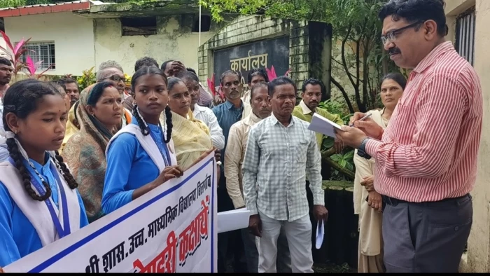 मंडला जिले में पीएम श्री स्कूल में टीचर नहीं होने से पढ़ाई प्रभावित, नाराज विद्यार्थियों ने दी आंदोलन की चेतावनी