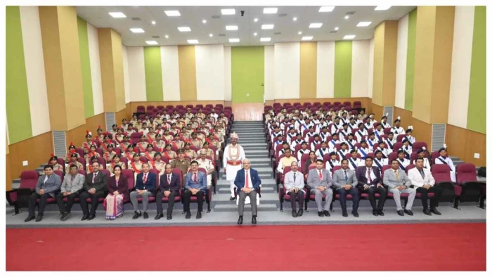 देशभक्ति और अनुशासन को मिला मान, छत्तीसगढ़ हाई कोर्ट के सीजे ने कैडेट्स को प्रमाण-पत्र सौंपे