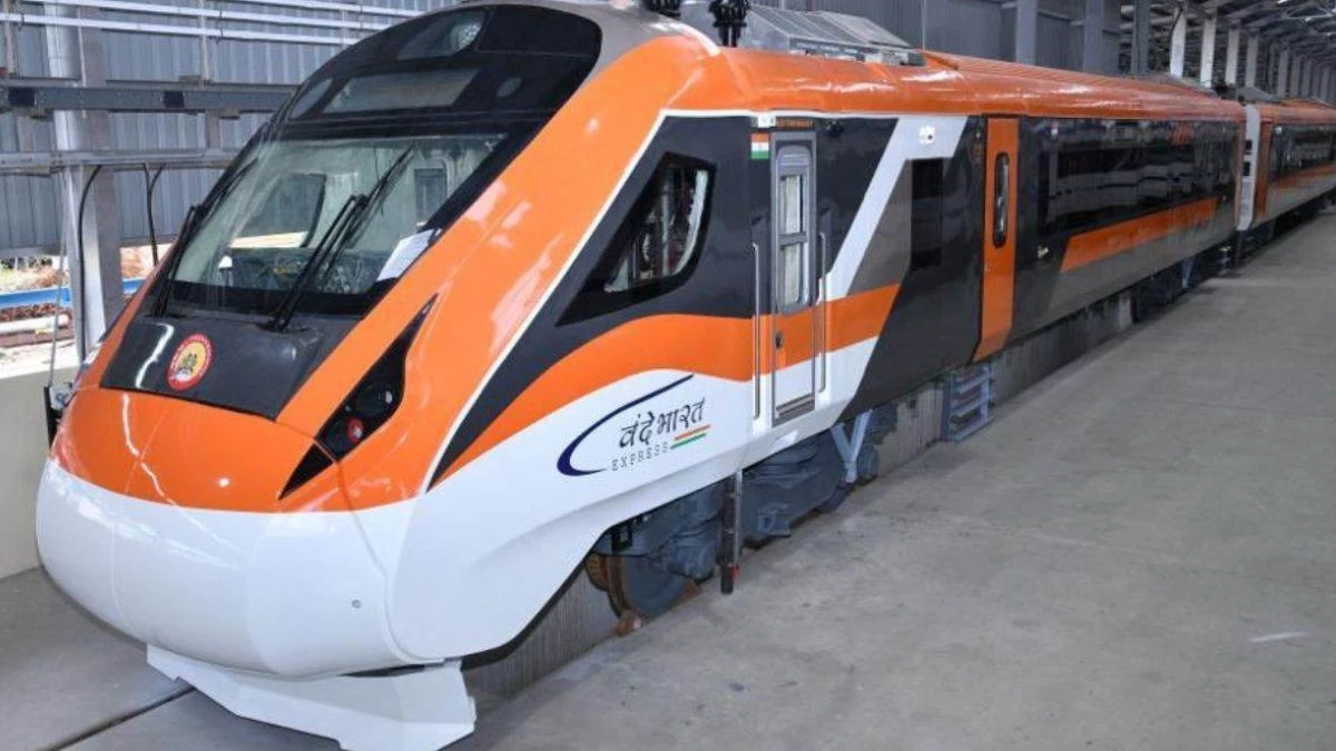 Vande Bharat Sleeper Train: इस महीने से दौड़ेगी वंदे भारत स्लीपर ट्रेन, रेल मंत्री अश्विनी वैष्णव ने दी जानकारी