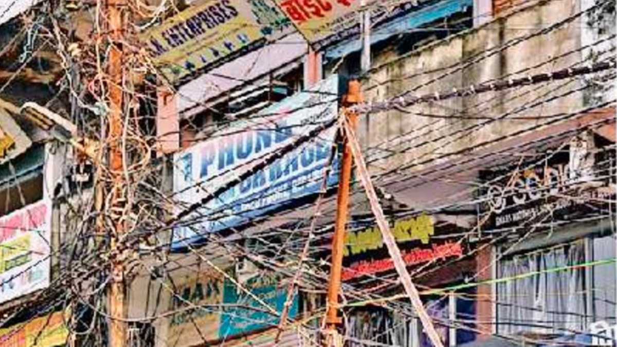 जबलपुर शहर में बनाए गए 800 पंडालों में से 675 में दौड़ रहा मनमानी का करंट