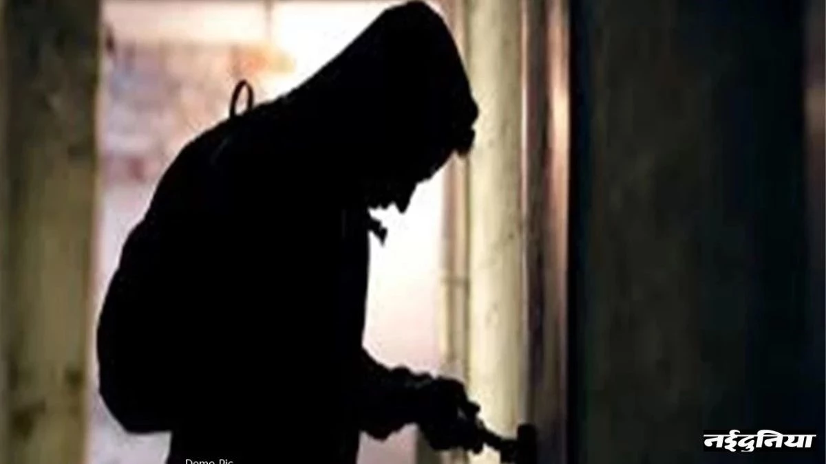 CCTV से बचने के लिए नर्मदा नदी में कपड़े बहा कर भागा चोर, जमीन में गाढ़े तीस लाख के जेवर
