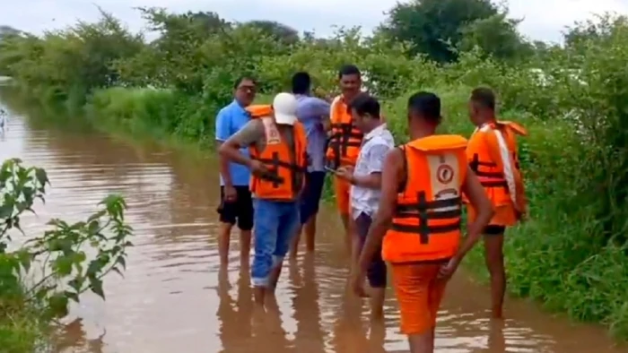 छत्तीसगढ़ में भारी बारिश का कहर: बीजराडीह में तीन परिवारों के 17 लोग फंसे, इधर अमेठी घाट स्टॉपडैम डूबा, कसडोल और सिरपुर मार्ग बंद
