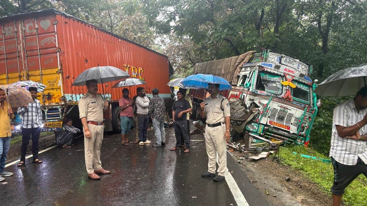 दमोह-जबलपुर स्टेट हाईवे पर गड्ढों ने फिर बिगाड़ा सफर, दो ट्रकों की टक्कर के बाद लगा लंबा जाम