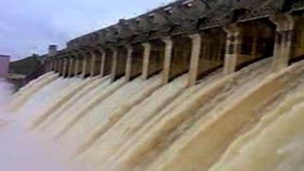 जबलपुर में बरगी के 17 गेट खुलते ही तीसरी बार उफान पर नर्मदा, घाटों में 12 फीट तक बढ़ा पानी