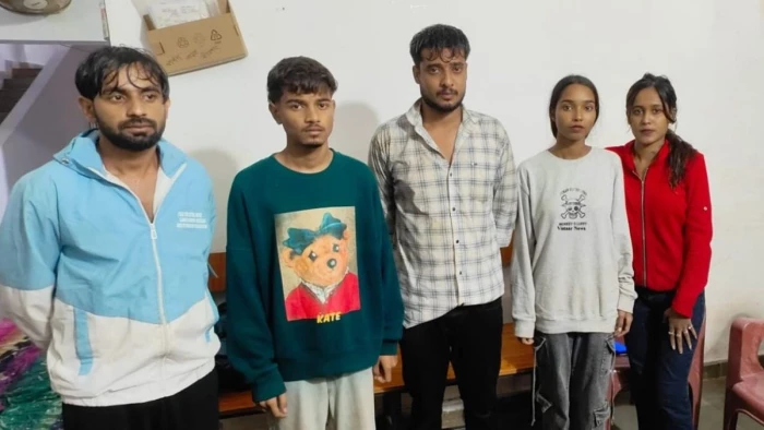 कान्हा जा रहे 5 दोस्तों की कार उफनती नदी में बही, पुलिस की चेतावनी के बाद भी स्टॉपर तोड़कर घुसाई कार; रात में रेस्क्यू