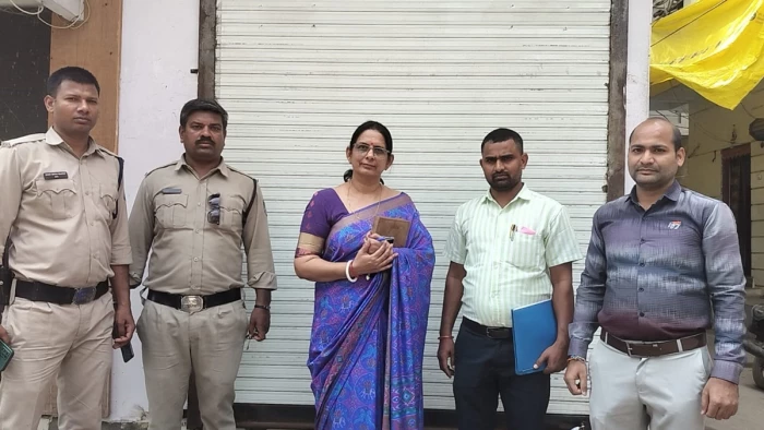 इंदौर में बिना कोई डिग्री और रजिस्ट्रेशन के मरीजों को ड्रिप लगा रहा था झोलाछाप, क्लीनिक किया सील