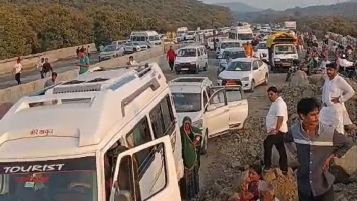 इंदौर-खंडवा राजमार्ग पर अधूरी चोरल टनल से निकलने के लिए हटाया पत्थर और तोड़ा बैरिकेड, वाहन चालक करते हैं विवाद