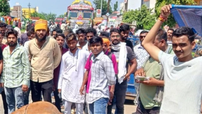 खरगोन में दो गायों की करंट से मौत के बाद गुस्साए ग्रामीणों ने राजमार्ग पर पांच घंटे दिया धरना, लगी वाहनों की लंबी कतारें