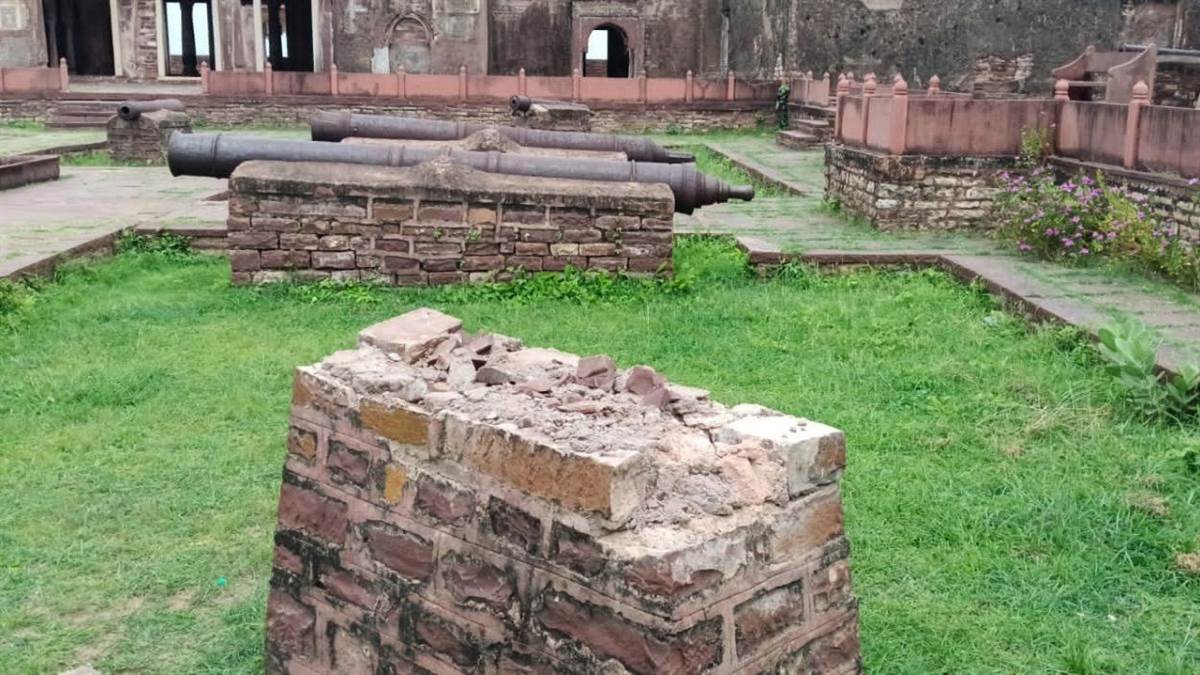नरवर किले से तोप चोरी मामला: राजस्थान के करौली के गांव में छिपे होने का अंदेशा, रंजिश और तनाव के डर से पुलिस नहीं दे पा रही दबिश
