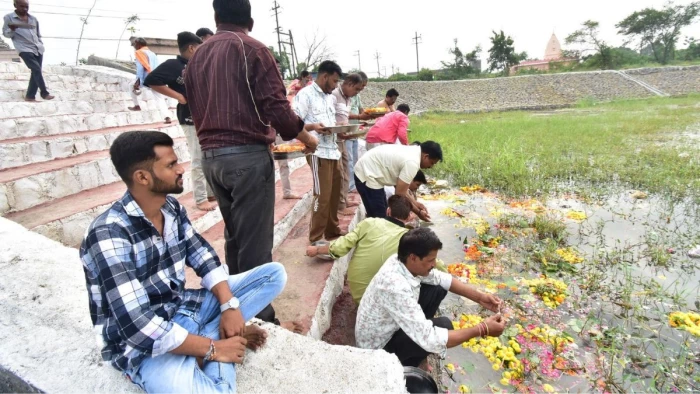 पितृ पक्ष : उज्जैन में ऋषि तलाई के गंदे पानी में पिंडदान... भक्तों की धार्मिक भावनाएं हो रहीं आहत