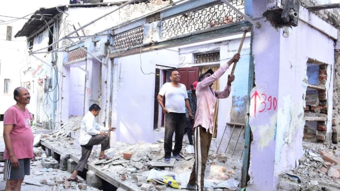 उज्जैन में खजूर वाली मस्जिद से गणेश चौक तक मार्ग चौड़ा करने के लिए खुद मकान तोड़ने लगे लोग