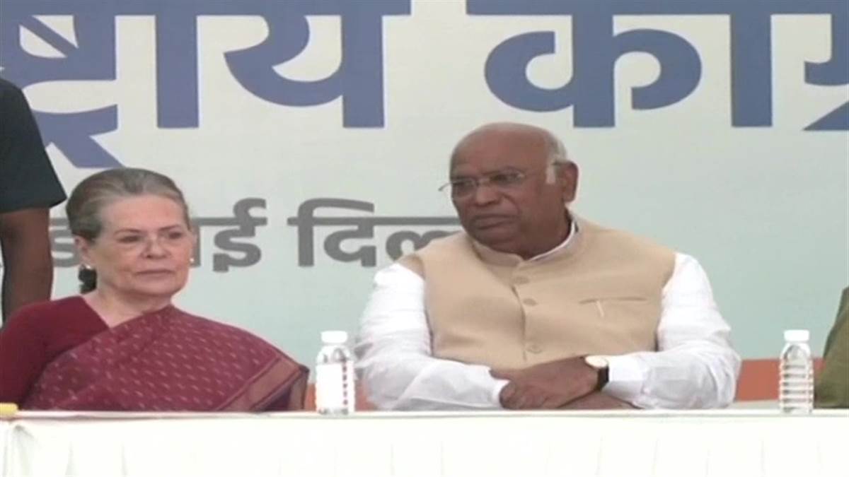 Mallikarjun Kharge ने संभाला कांग्रेस अध्यक्ष पद, सोनिया गांधी की तारीफ की