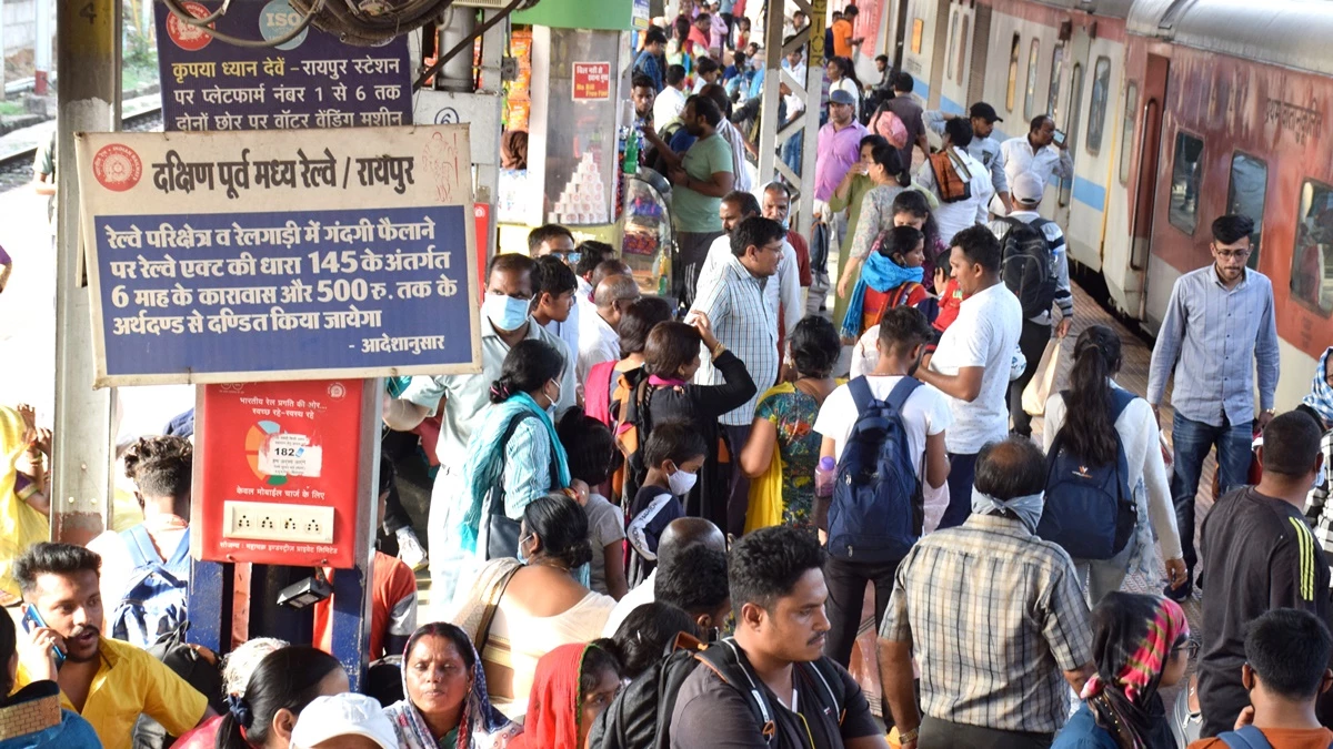 Indian Railways: दीवाली और छठ पूजा से पहले लंबी दूरी की ट्रेनें पैक, सारनाथ समेत अन्य ट्रेनों में नवंबर तक वेटिंग