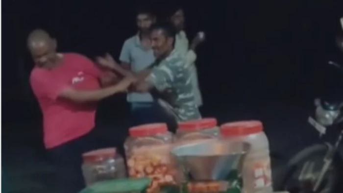 बलरामपुर में नशे में धुत्त कॉन्स्टेबल और ASI को ग्रामीणों ने मारे कई थप्पड़, VIDEO वायरल