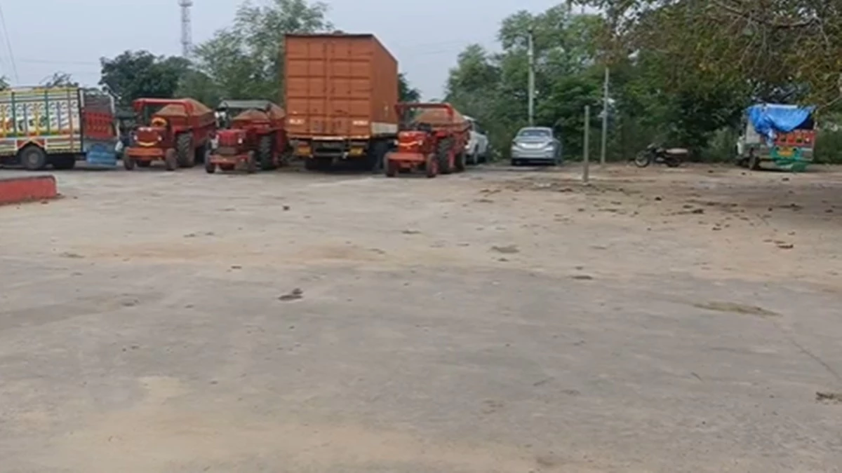 छतरपुर में अवैध रेत से भरे तीन ट्रैक्टर पकड़कर थाने लाई पुलिस, दबंग आए और वापस ले गए