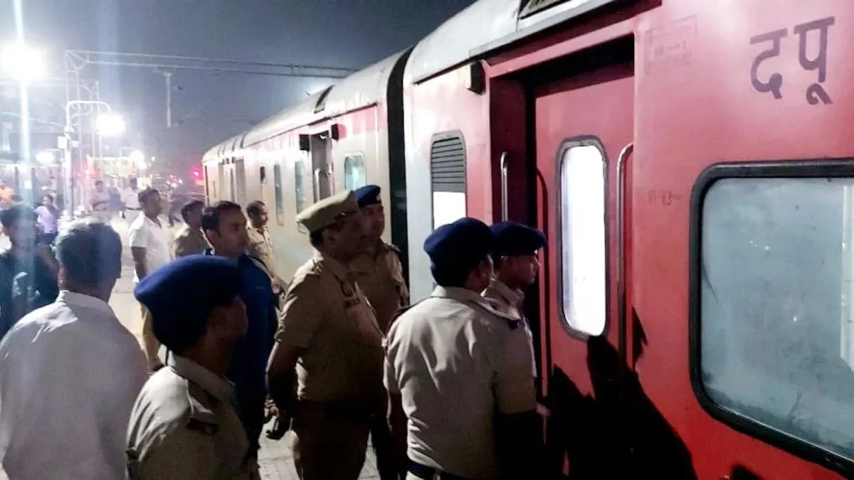 रांची से दिल्ली जा रही पूजा स्पेशल ट्रेन में बम की सूचना से मचा हड़कंप, अलीगढ़ में रोककर हुई चेकिंग