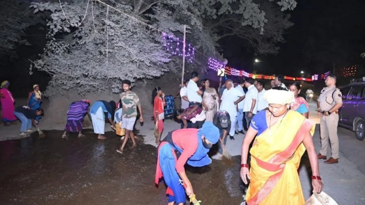 अनोखे विरोध से जागा प्रशासन, गड्ढों में लोटे कार्यकर्ताओं का असर... सांसद और महापौर ने देर रात कराया सड़क मरम्मत कार्य