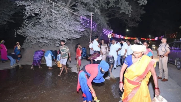 अनोखे विरोध से जागा प्रशासन, गड्ढों में लोटे कार्यकर्ताओं का असर... सांसद और महापौर ने देर रात कराया सड़क मरम्मत कार्य