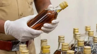 रेलवे स्टेशन बना शराब बिक्री का अड्डा, पटरी पर खड़े होकर बेच रहा था कच्ची शराब, राजगढ़ पुलिस ने रंगे हाथ पकड़ा