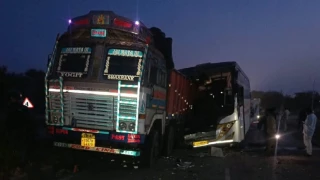 रायपुर-बिलासपुर हाईवे पर खड़े ट्रक से भिड़ी बस, अब तक पांच की मौत, 14 घायल