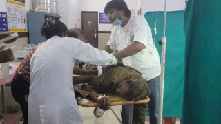 महू के बेरछा जंगल में जोरदार धमाका: लकड़ी बीनने गए ग्रामीण पर फटा सेना का जिंदा बम, गंभीर हालत में इंदौर MY रेफर