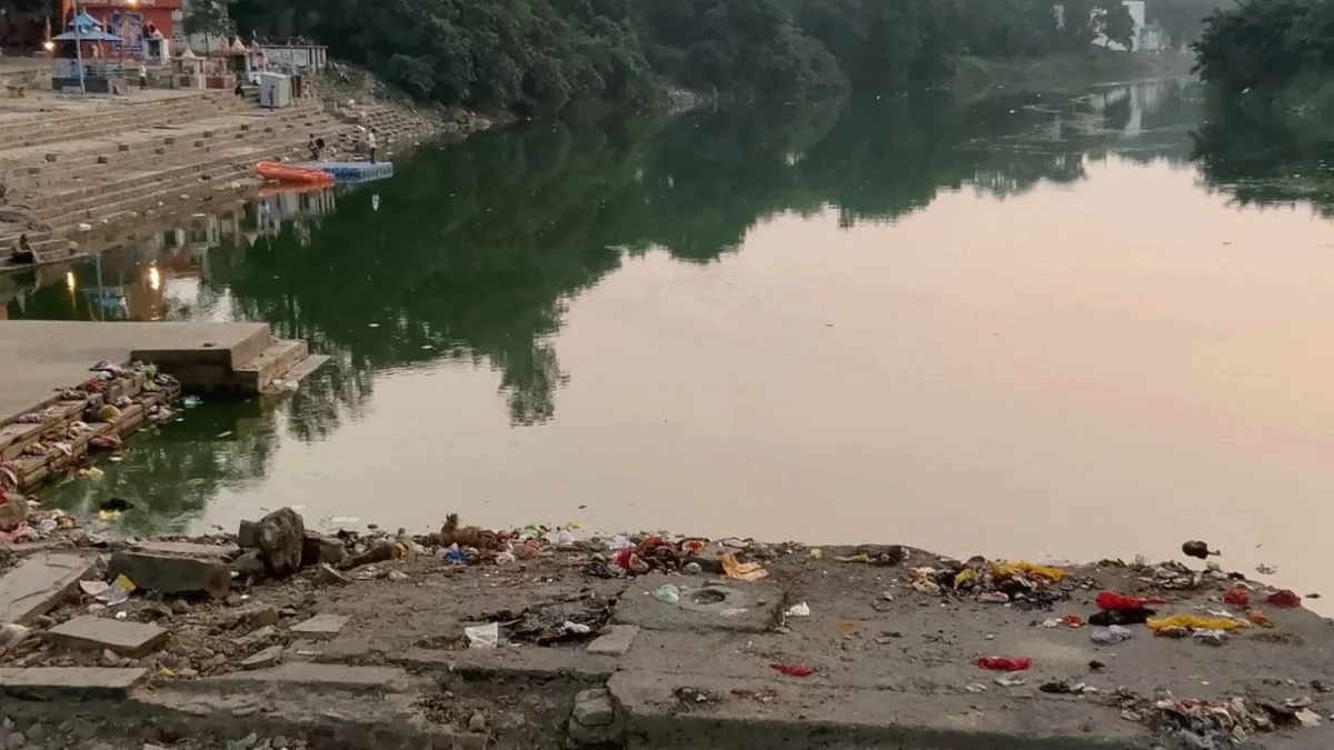 18 सालों में पहली बार बेतवा नदी में ऐसा सूखा, हलाली डैम से पानी न छोड़ने पर गंदे जल में डुबकी लगाने को मजबूर श्रद्धालु