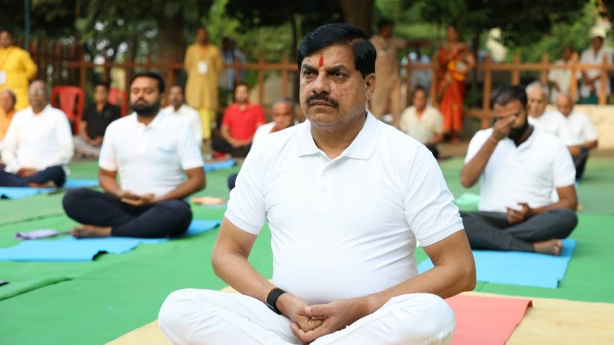 सीएम डॉ. मोहन यादव ने सेंधवा के गायत्री धाम में किया योगाभ्यास, बोले- जीवन में सत्कर्मों का दीप सतत प्रज्वलित रहे