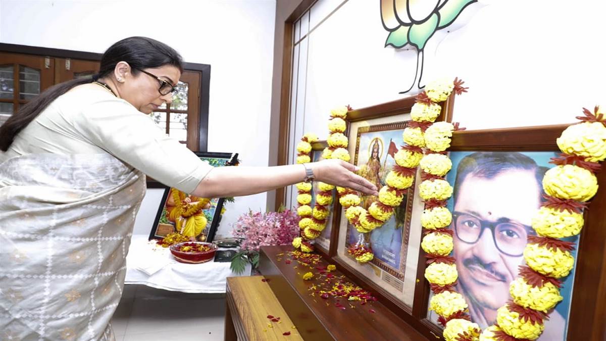 सांगठनिक बैठक में स्मृति इरानी का संदेश: दूरियां खत्म करें, सांसद- विधायकों के फोन उठाएं मंत्री, दिवाली में सामूहिक भोज करें