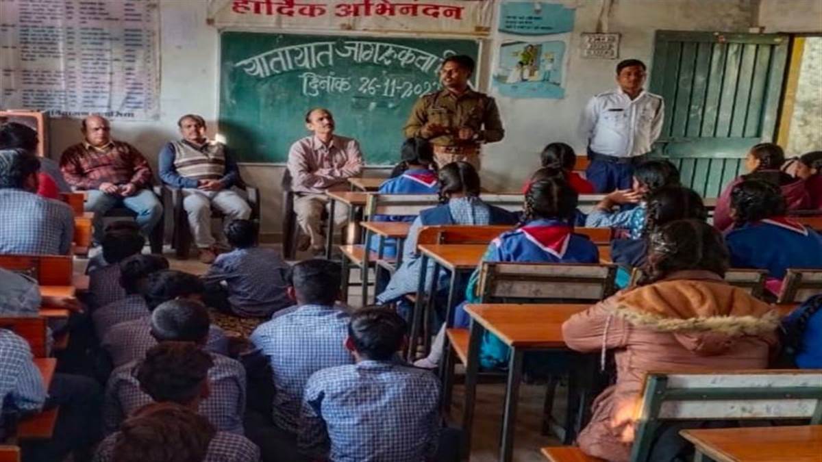 Road Safety Campaign Ujjain: ट्रैफिक सिग्नल, रफ्तार का रखें ध्यान, अधिकारों के साथ कर्तव्य भी निभाएं