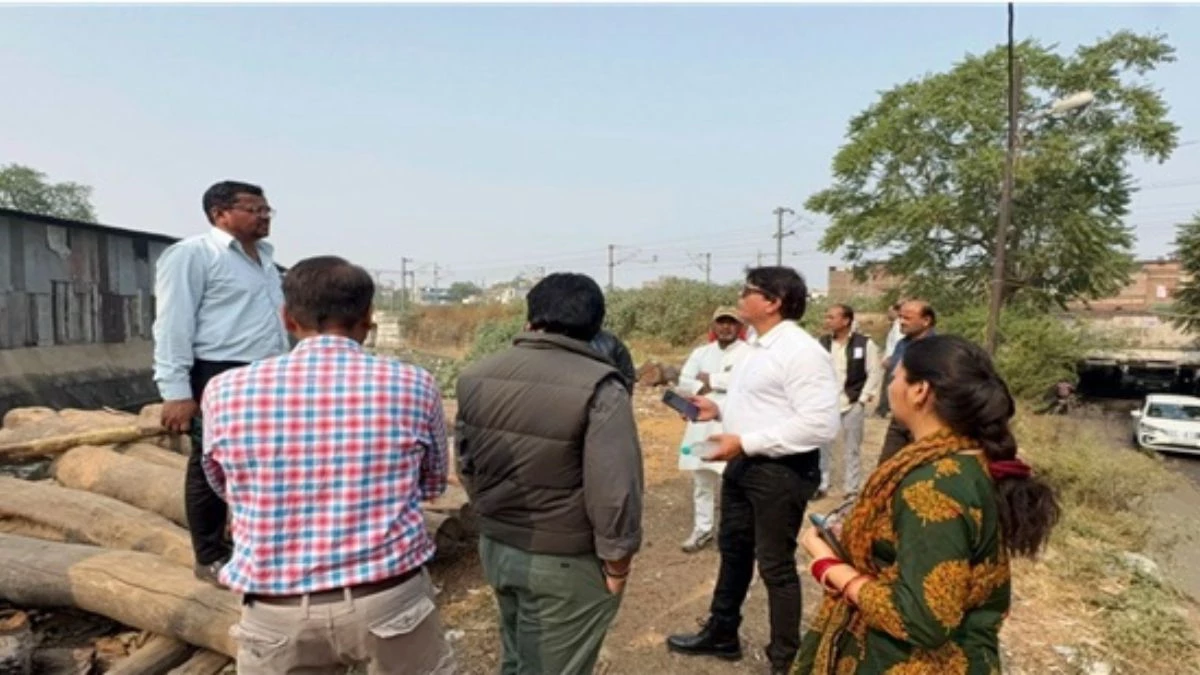 भोपाल में भारत टॉकीज क्षेत्र में दो ट्रक लकड़ियां जब्त, शहरभर में झुग्गी, चबूतरा और अवैध पार्किंग पर कार्रवाई