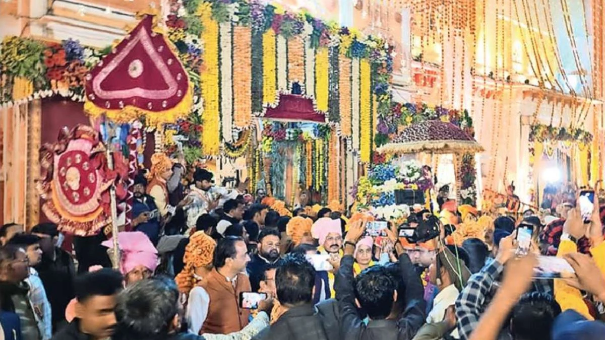 ओरछा में अयोध्या सा उल्लास: खजरी का मुकुट लगाकर बुंदेली अंदाज में निकले श्रीराम राजा सरकार