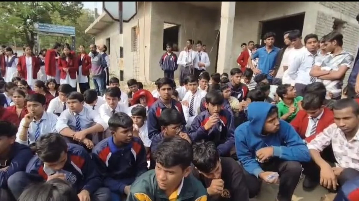 बिलासपुर के नवोदय विद्यालय में छात्र की मौत से भड़का आक्रोश, कलेक्टर को बुलाने की मांग पर अड़े विद्यार्थी