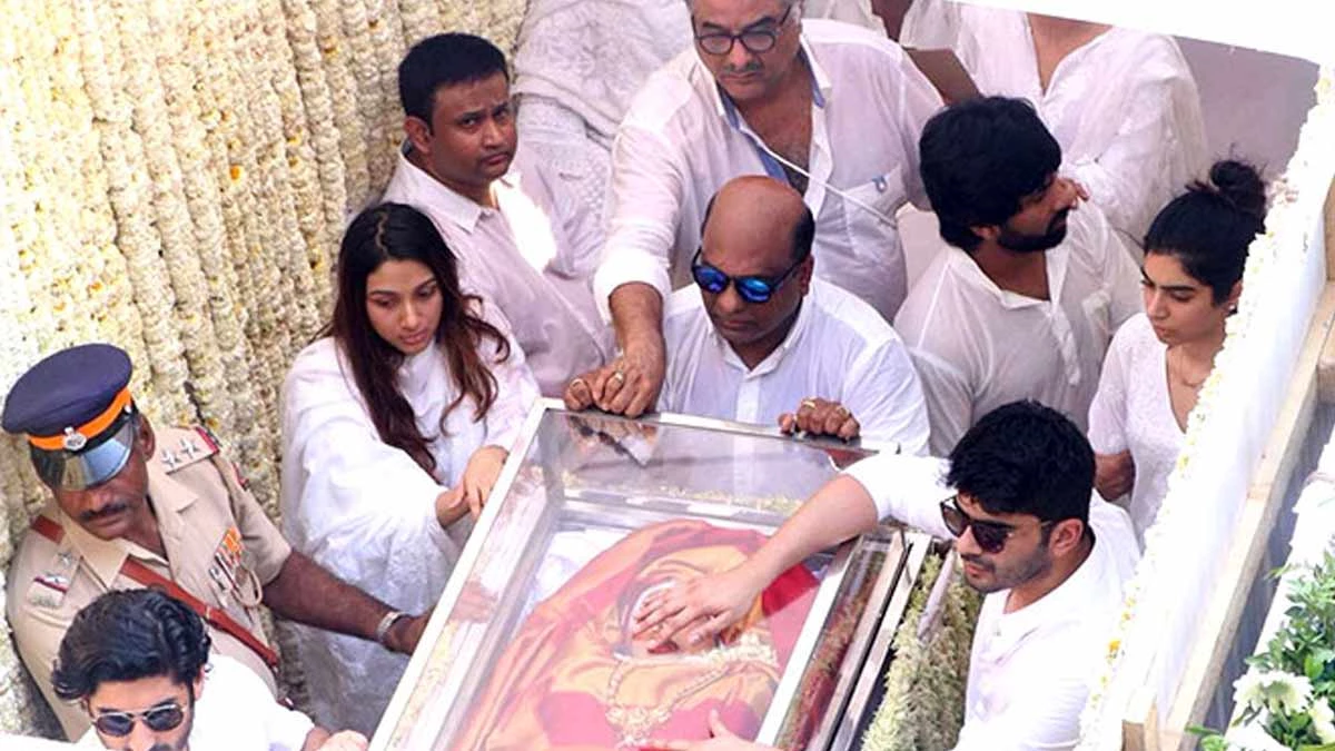 अंतिम संस्कार में लोग क्यों पहनते हैं सफेद कपड़े? जानिए इसका धार्मिक कारण