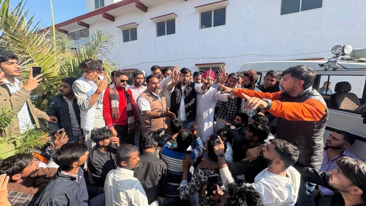 स्कूल की शर्मनाक करतूत... बच्चों को अर्धनग्न कर घुमाया, तिलक और कलावे पर लगाई रोक, लगा 1 लाख का जुर्माना