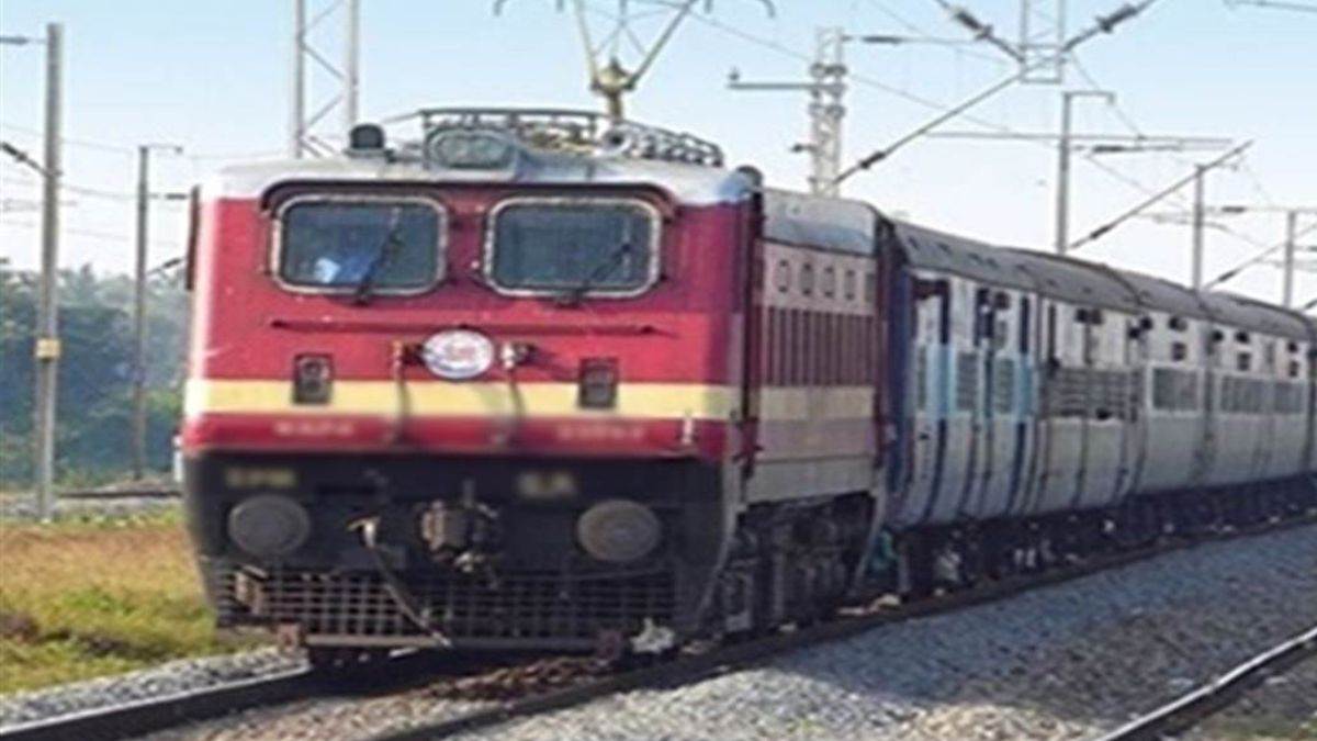 Maharashtra Crime News: पहले बनाया वीडियो फिर ट्रेन के सामने कूदकर दे दी जान