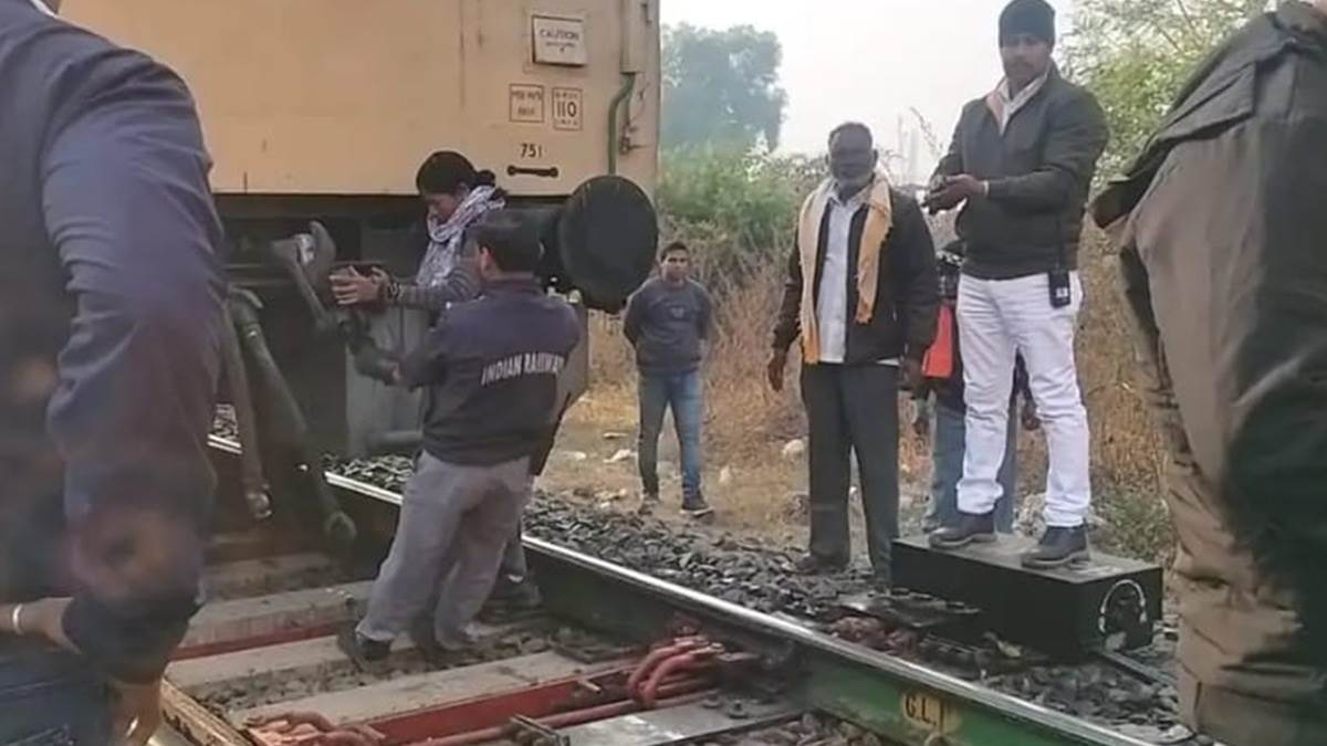 छिंदवाड़ा में चलती ट्रेन से अलग हुए 3 कोच, बड़ा हादसा टला, यात्री आए टेंशन में